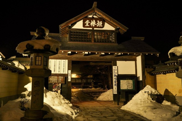 三寺山門ライトアップ